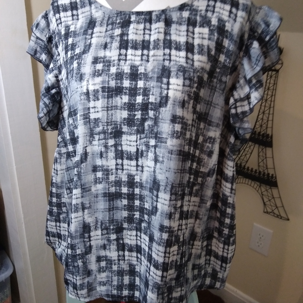 FOREVER 21+ PLUS SIZE Top size 3X Gray flutter cap sleeve